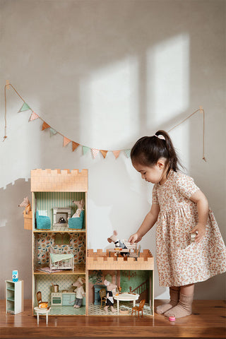 mouse castle girl playing