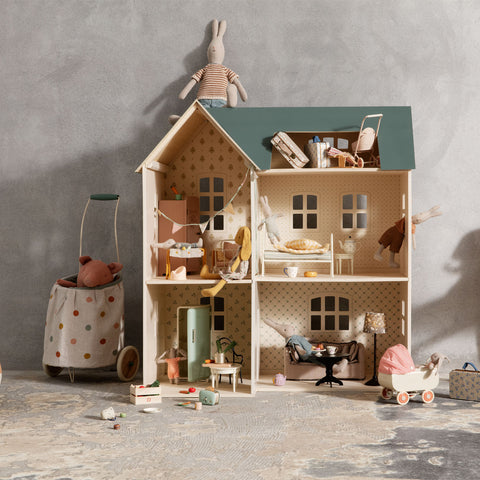 WELCOME TO THE DOLLHOUSE