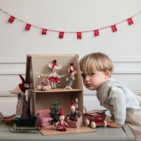 GINGERBREAD HOUSE