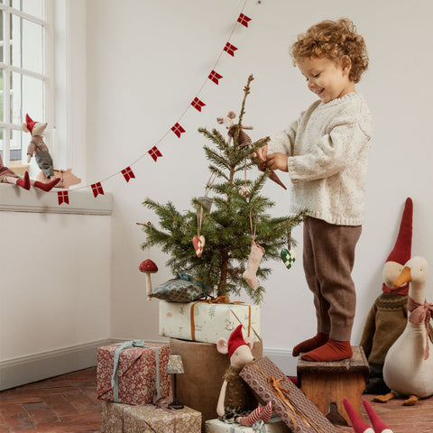 ORNAMENTS & GARLANDS